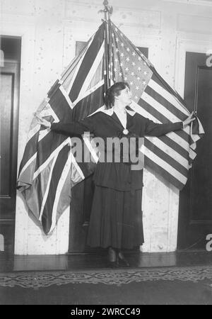 Van Dresser, la fotografia mostra marcia Van Dresser (1877-1937), soprano operistico americano, recitalista e attrice, che indossa una bandiera americana e posa accanto a una bandiera americana e a una bandiera britannica., tra ca. 1915 e ca. 1920, Glass negative, 1 negativo: Glass Foto Stock