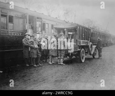 Pioggia ferita in Francia, la fotografia mostra i soldati feriti in un'ambulanza accanto a un treno, prima guerra mondiale, 1919 febbraio 20, guerra mondiale, 1914-1918, lati negativi del vetro, 1 negativo: vetro Foto Stock