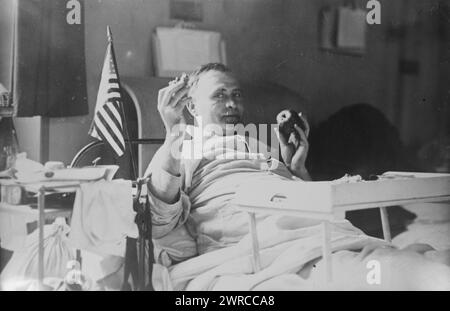 Wounded American, Neuilly, la fotografia mostra un soldato americano ferito nel letto d'ospedale, Neuilly, Francia, durante o poco dopo la prima guerra mondiale, 1918 o 1919, guerra mondiale, 1914-1918, Glass negatives, 1 negativo: vetro Foto Stock