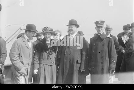 Signora Sims, Hylan, Adm. Burrage, la fotografia mostra la moglie di William Sowden Sims (1858-1936), che era il capo delle forze navali statunitensi in Europa durante la prima guerra mondiale, tra ca. 1915 e ca. 1920, Glass negative, 1 negativo: Glass Foto Stock