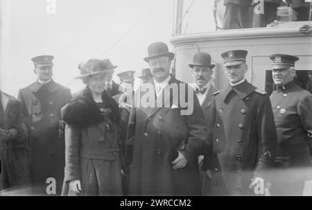 Mrs. Sims, Hylan & Adm. Burrage, la fotografia mostra la moglie di William Sowden Sims (1858-1936), che era il capo delle forze navali statunitensi in Europa durante la prima guerra mondiale, tra ca. 1915 e ca. 1920, Glass negative, 1 negativo: Glass Foto Stock