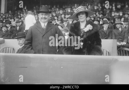 Il Commissario della polizia di New York Richard Enright e moglie al Polo Grounds, New York, 1918, Glass negative, 1 negativo: Glass Foto Stock