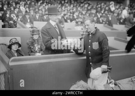 Daniel Frohman, produttore di Broadway & Mike Donlin, ex giocatore di baseball, la fotografia mostra Michael Joseph Donlin (1878-1933), un giocatore di baseball professionista e attore ad una partita di baseball tra attori e cantautori al Polo Grounds, New York City., 1919, Glass negatives, 1 negative: Glass Foto Stock