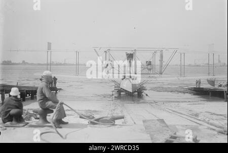 NC-4, la fotografia mostra l'aeroplano NC-4 Curtiss NC che è stato progettato da Glenn Curtiss, a Rockaway Beach, Long Island, New York State. L'NC-4 fu il primo aereo ad attraversare l'Oceano Atlantico nel maggio 1919 come parte del tentativo di volo transatlantico della US Navy., 1919, Glass negative, 1 negative: Glass Foto Stock