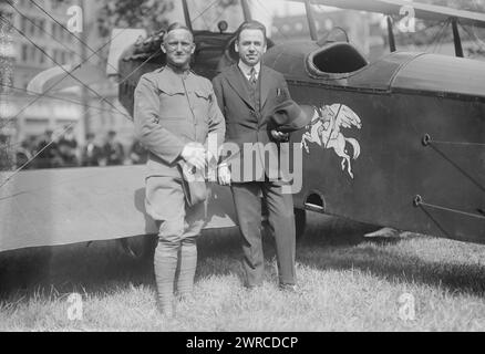 Dalhart, la fotografia mostra la cantante country Marion Try Slaughter (1883-1948), che era anche conosciuta come Vernon Dalhart, in piedi accanto a un aereo con un sergente del Signal Corps. 1915 e ca. 1920, Glass negative, 1 negativo: Glass Foto Stock