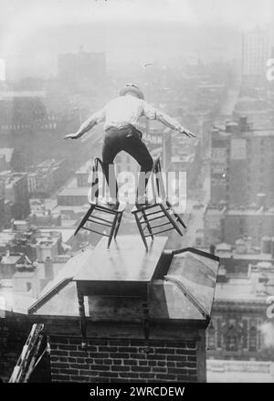 Reynolds, la fotografia mostra 'Human Fly' John 'Jammie' Reynolds su un tetto a New York City., tra ca. 1915 e ca. 1920, Glass negative, 1 negativo: Glass Foto Stock