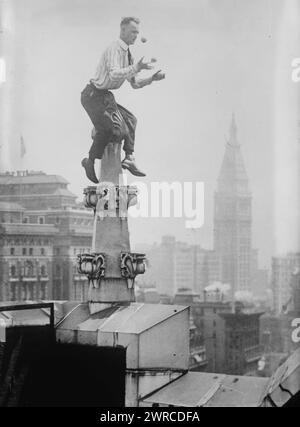 Reynolds, la fotografia mostra "Human Fly" John "Jammie" Reynolds su un tetto decorato a New York City., tra ca. 1915 e ca. 1920, Glass negative, 1 negativo: Glass Foto Stock