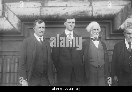 Cohalan, De Valera, Goff, Devoy, la fotografia mostra Daniel Florence Cohalan (1867-1946), Eamon de Valera (1882-1975), John Goff (1846-1924) e John Devoy (1842-1928) al Waldorf Astoria, New York City nel marzo 1919 per commemorare la campagna di de Valera per l'indipendenza irlandese negli Stati Uniti., 1919 marzo, Glass negatives, 1 negative: vetro Foto Stock