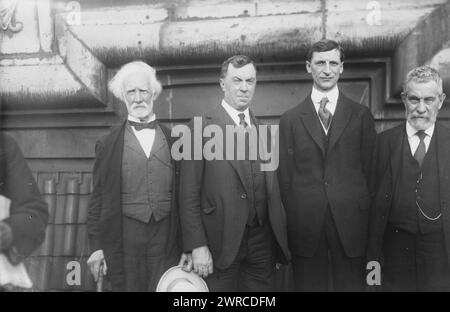 Goff, Cohalan, De Valera, Devoy, la fotografia mostra John W. Goff (1846-1924), Daniel Florence Cohalan (1867-1946), Eamon de Valera (1882-1975) e John Devoy (1842-1928) al Waldorf Astoria, New York City nel marzo 1919 per commemorare la campagna di de Valera per l'indipendenza irlandese negli Stati Uniti., 1919 marzo, Glass negatives, 1 negativo: vetro Foto Stock