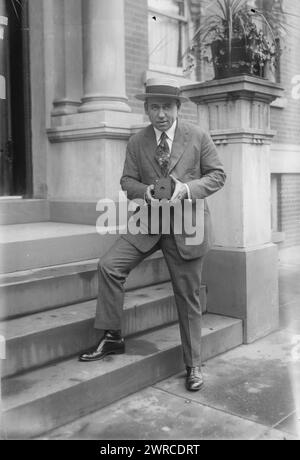 Dalhart, la fotografia mostra la cantante country Marion Try Slaughter (1883-1948), conosciuta anche come Vernon Dalhart, con una macchina fotografica. 1915 e ca. 1920, Glass negative, 1 negativo: Glass Foto Stock