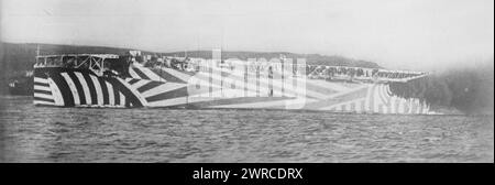 ARGUS, la fotografia mostra la nave portaerei britannica, la HMS Argus dipinta in dazzle camouflage., 1918, Glass negatives, 1 negative: Glass Foto Stock