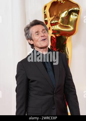 Los Angeles, Stati Uniti. 10 marzo 2024. Willem Dafoe cammina sul Red carpet ai 96° Academy Awards tenuti dall'Academy of Motion Picture Arts and Sciences al Dolby Theatre di Los Angeles, CALIFORNIA, il 10 marzo 2024. (Foto di Sthanlee B. Mirador/Sipa USA) credito: SIPA USA/Alamy Live News Foto Stock