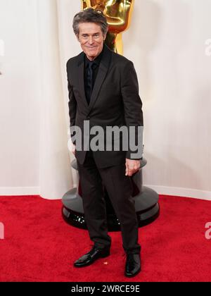 Los Angeles, Stati Uniti. 10 marzo 2024. Willem Dafoe cammina sul Red carpet ai 96° Academy Awards tenuti dall'Academy of Motion Picture Arts and Sciences al Dolby Theatre di Los Angeles, CALIFORNIA, il 10 marzo 2024. (Foto di Sthanlee B. Mirador/Sipa USA) credito: SIPA USA/Alamy Live News Foto Stock