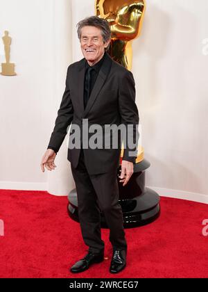 Los Angeles, Stati Uniti. 10 marzo 2024. Willem Dafoe cammina sul Red carpet ai 96° Academy Awards tenuti dall'Academy of Motion Picture Arts and Sciences al Dolby Theatre di Los Angeles, CALIFORNIA, il 10 marzo 2024. (Foto di Sthanlee B. Mirador/Sipa USA) credito: SIPA USA/Alamy Live News Foto Stock