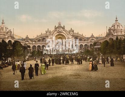 Le Chateau d'eau e plaza, con Palazzo dell'elettricità, Exposition Universelle, 1900, Parigi, Francia, tra circa 1890 e ca. 1900., colore, 1890-1900 Foto Stock