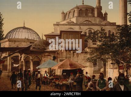 Moschea e strada, Scutari, Costantinopoli, Turchia, tra ca. 1890 e ca. 1900., Turchia, Istanbul, colore, 1890-1900 Foto Stock