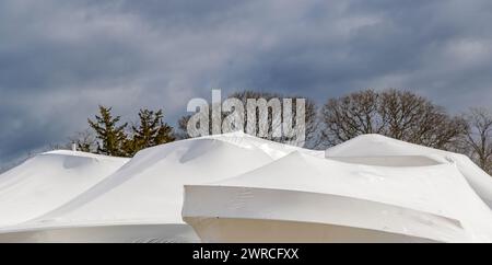 barche invernali in pellicola termoretraibile bianca Foto Stock