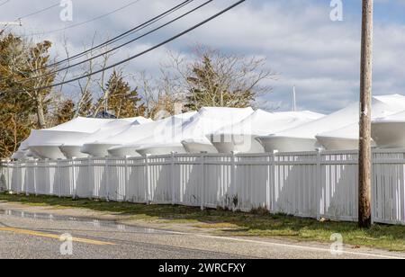 barche invernali in pellicola termoretraibile bianca Foto Stock