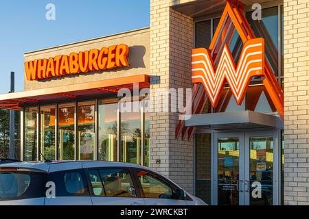 Nuovo fast food Whataburger al tramonto a Snellville, Georgia. (USA) Foto Stock