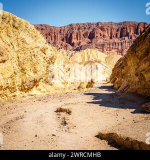 Sentiero escursionistico attraverso il Golden Canyon con vista delle formazioni rocciose della Cattedrale Rossa nel Death Valley National Park in California Foto Stock