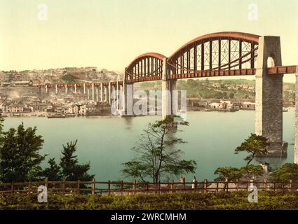 Saltash Bridge, Plymouth, Inghilterra, la fotografia mostra il Saltash Bridge, noto anche come Royal Albert Bridge che attraversa il fiume Tamar., tra ca. 1890 e ca. 1900., Inghilterra, Plymouth, colore, 1890-1900 Foto Stock