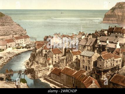 Whitby, Staithes, Yorkshire, Inghilterra, immagine mostra una vista aerea di Staithes, un villaggio costiero di pescatori nel North Yorkshire, Inghilterra., tra ca. 1890 e ca. 1900., Inghilterra, Whitby, Color, 1890-1900 Foto Stock