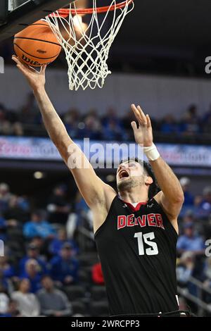 L'attaccante di Denver Pedro Lopez-Sanvicente (15 anni) va in scena durante una semifinale di basket maschile della NCAA tra i Denver University Pioneers e l'Università del Nebraska-Omaha Maverics durante i Summit League Championships al Denny Sanford PREMIERE Center a Sioux Falls, SD, lunedì 11 marzo 2024. Russell Hons/CSM Foto Stock