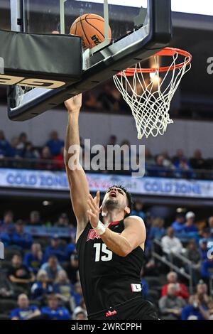 L'attaccante di Denver Pedro Lopez-Sanvicente (15 anni) va in scena durante una semifinale di basket maschile della NCAA tra i Denver University Pioneers e l'Università del Nebraska-Omaha Maverics durante i Summit League Championships al Denny Sanford PREMIERE Center a Sioux Falls, SD, lunedì 11 marzo 2024. Russell Hons/CSM Foto Stock