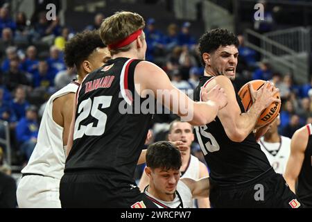 L'attaccante di Denver Pedro Lopez-Sanvicente (15) fa una mossa dopo aver rimbalzato la palla durante una semifinale di basket maschile NCAA tra i Denver University Pioneers e l'Università del Nebraska-Omaha Maverics durante il Summit League Championships al Denny Sanford PREMIERE Center a Sioux Falls, SD lunedì 11 marzo 2024. Russell Hons/CSM Foto Stock