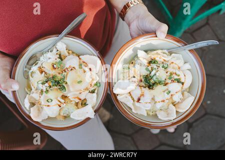 Bubur ayam o porridge di pollo popolare cibo indonesiano a colazione Foto Stock