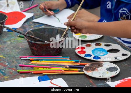 Oaxaca, Messico - studenti che dipingono in un corso d'arte temporaneo nello zocalo. Foto Stock