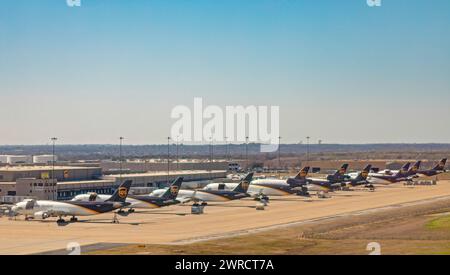 Dallas, Texas - i jet della United Parcel Service parcheggiano al terminal UPS dell'aeroporto internazionale di Dallas Fort Worth. Foto Stock