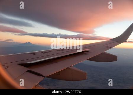 Città del Messico - gli spoiler di un AeroMexico Connect Embraer ERJ-190 vengono implementati quando l'aereo di linea si avvicina a città del Messico. Foto Stock