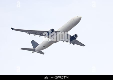 Aereo che vola a destinazione, Montreal, Canada Foto Stock