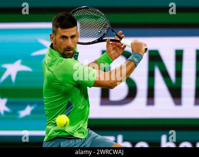 11 marzo 2024 Novak Djokovic serbo torna un tiro contro l'italiano Luca Nardi durante il BNP Paribas Open a Indian Wells, CA. Charles Baus/CSM Foto Stock