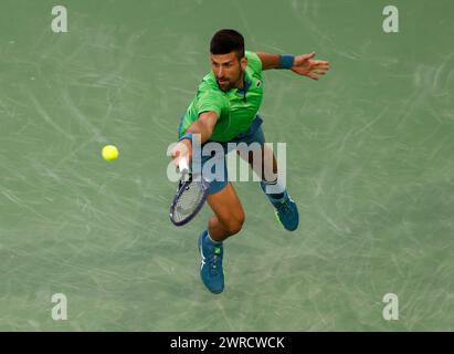 11 marzo 2024 Novak Djokovic serbo torna un tiro contro l'italiano Luca Nardi durante il BNP Paribas Open a Indian Wells, CA. Charles Baus/CSM Foto Stock