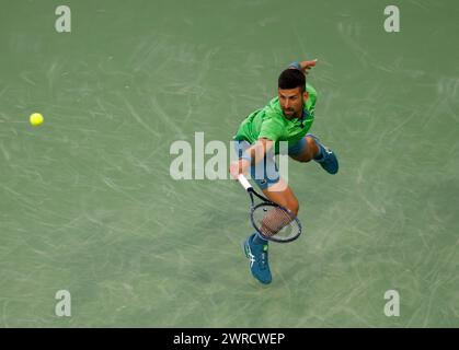 11 marzo 2024 Novak Djokovic serbo torna un tiro contro l'italiano Luca Nardi durante il BNP Paribas Open a Indian Wells, CA. Charles Baus/CSM Foto Stock