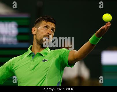 11 marzo 2024 Novak Djokovic di Serbia serve contro Luca Nardi dell'Italia durante il BNP Paribas Open a Indian Wells, CA. Charles Baus/CSM Foto Stock