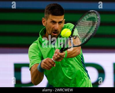 11 marzo 2024 Novak Djokovic serbo torna un tiro contro l'italiano Luca Nardi durante il BNP Paribas Open a Indian Wells, CA. Charles Baus/CSM Foto Stock