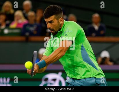 11 marzo 2024 Novak Djokovic serbo torna un tiro contro l'italiano Luca Nardi durante il BNP Paribas Open a Indian Wells, CA. Charles Baus/CSM Foto Stock