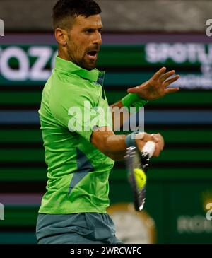 11 marzo 2024 Novak Djokovic serbo torna un tiro contro l'italiano Luca Nardi durante il BNP Paribas Open a Indian Wells, CA. Charles Baus/CSM Foto Stock