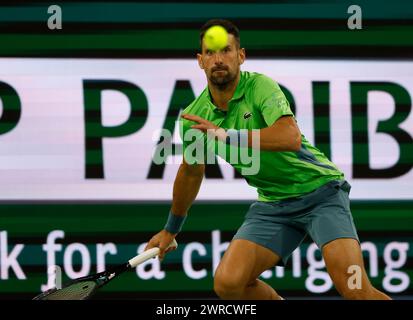 11 marzo 2024 Novak Djokovic serbo torna un tiro contro l'italiano Luca Nardi durante il BNP Paribas Open a Indian Wells, CA. Charles Baus/CSM Foto Stock