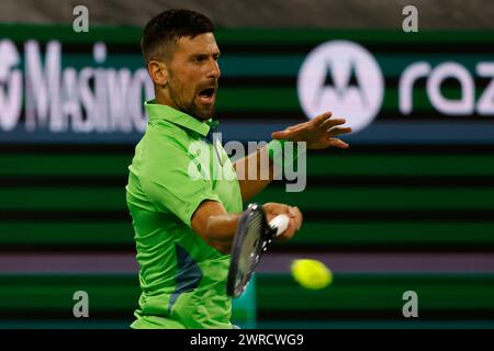 11 marzo 2024 Novak Djokovic serbo torna un tiro contro l'italiano Luca Nardi durante il BNP Paribas Open a Indian Wells, CA. Charles Baus/CSM Foto Stock