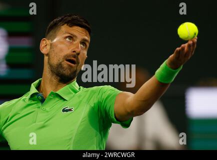 11 marzo 2024 Novak Djokovic di Serbia serve contro Luca Nardi dell'Italia durante il BNP Paribas Open a Indian Wells, CA. Charles Baus/CSM Foto Stock