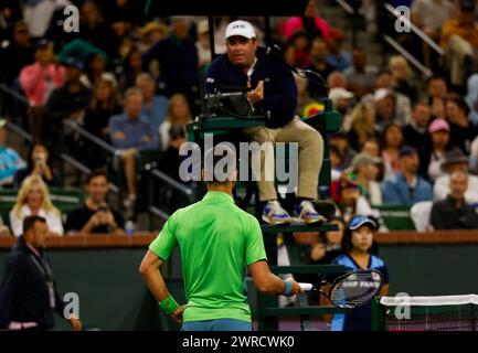 11 marzo 2024 Novak Djokovic della Serbia parla all'arbitro contro l'italiano Luca Nardi durante il BNP Paribas Open a Indian Wells, CA. Charles Baus/CSM Foto Stock