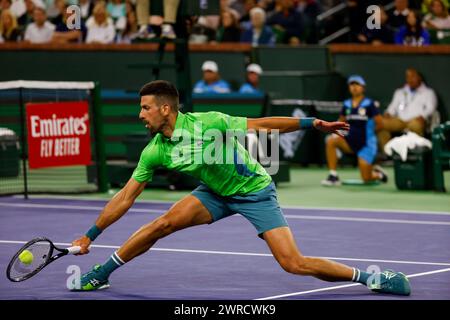 11 marzo 2024 Novak Djokovic serbo torna un tiro contro l'italiano Luca Nardi durante il BNP Paribas Open a Indian Wells, CA. Charles Baus/CSM Foto Stock