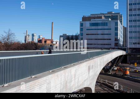 Ponte pedonale in cemento di Uusi Näkinsilta quartiere Merihaka a Helsinki, Finlandia Foto Stock