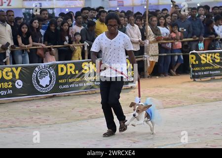 Cani che eseguono allenatori durante l'Agartala Dog Carnival-2024, organizzato dalla Tripura Veterinary Doctors Association & Pawsome (Un'organizzazione sociale) ad Agartala. Tripura, India. Foto Stock