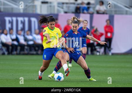 Il centrocampista brasiliano Duda Sampaio (20) è difeso dal centrocampista statunitense Sam Coffey (17) durante la finale della CONCACAF W Gold Cup, domenica, marzo Foto Stock