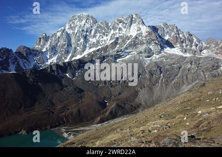 Escursioni in Nepal Himalaya, vista della catena montuosa di Pharilapche da Gokyo Ri Foto Stock